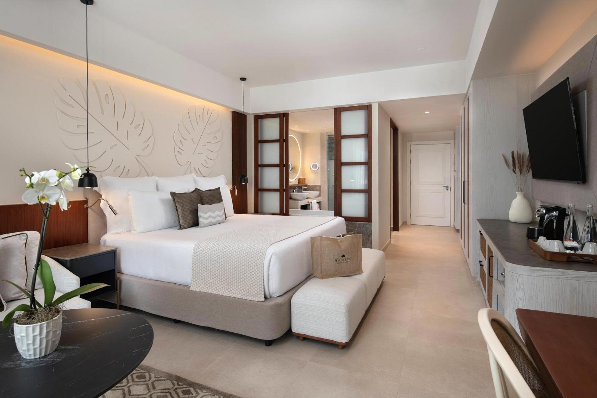 Preferred Club Junior Suite Swimout King Bed